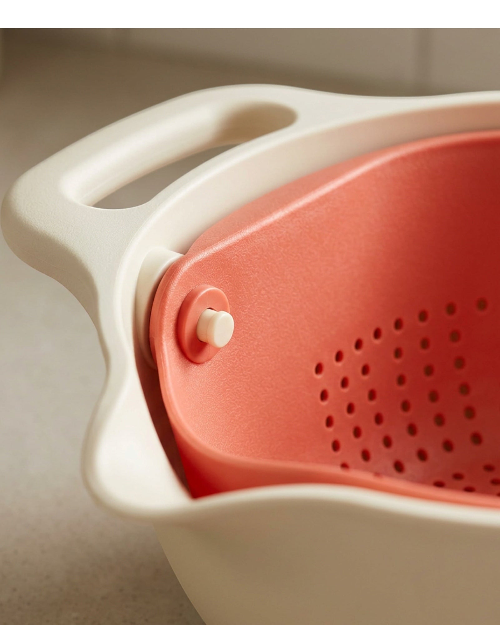 Zocns Pivoting Vegetable Wash and Drain Bowl Set 27 cm Coral - Detail view